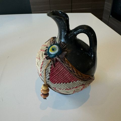 Gammel Keramisk vase fra ukjent årgang og land.