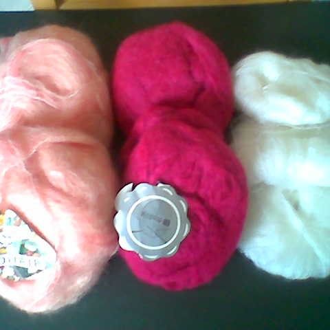 290 g mohairgarn - 100 g rosa - 140 g kirsebær - 50 g hvit