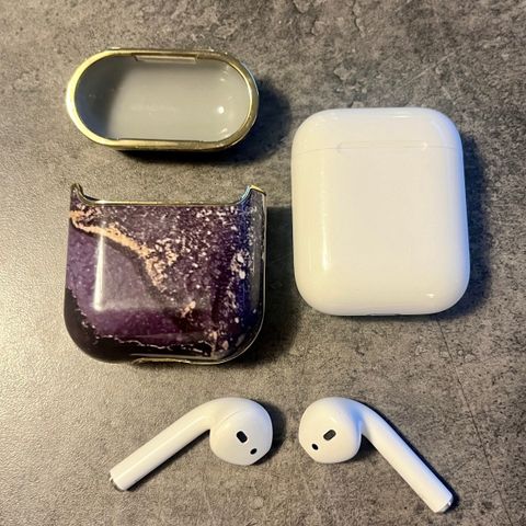 AirPods (2. generasjon) med Ideal of Sweden etui