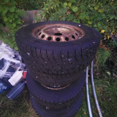 215/65-16c pigg dekk 5x118c trafic