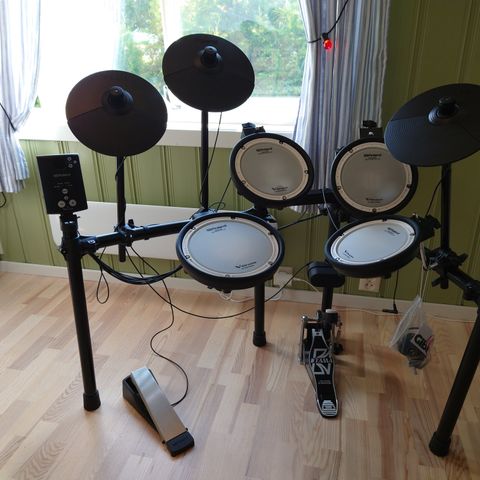 Roland TD-1DMK V-Drums kit + div utstyr