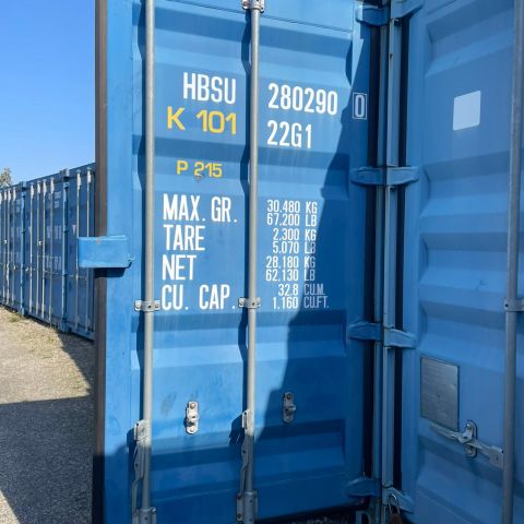 Tømming av container med møbler, tepper, hyller, se bildene.