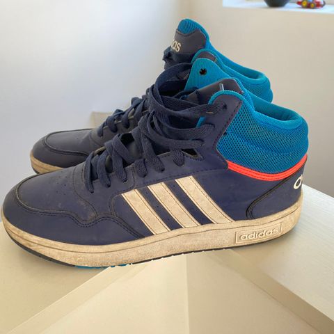 Adidas basketball sko.