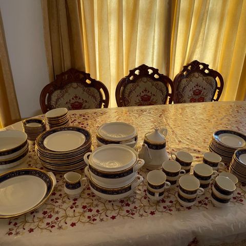 Bone china set for 12 personer