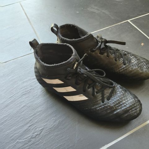 Adidas fotballsko selges