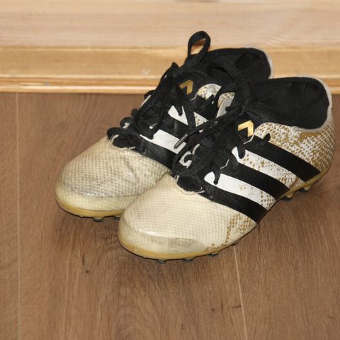 Adidas fotballsko str. 38.