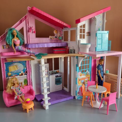 Barbie - Dreamhouse, bil, klesskap m.m.