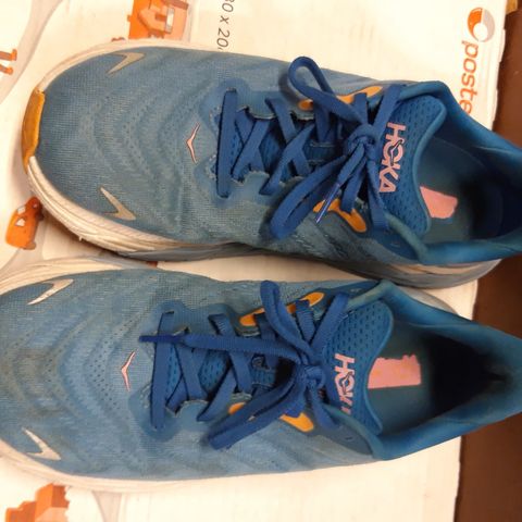 Hoka arahi 6 str 39  1/3. Kr 500. Nypris 2190. Frakt 73