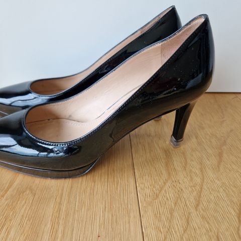 Stilige Stuart Weitzman svarte lakk pumps 36