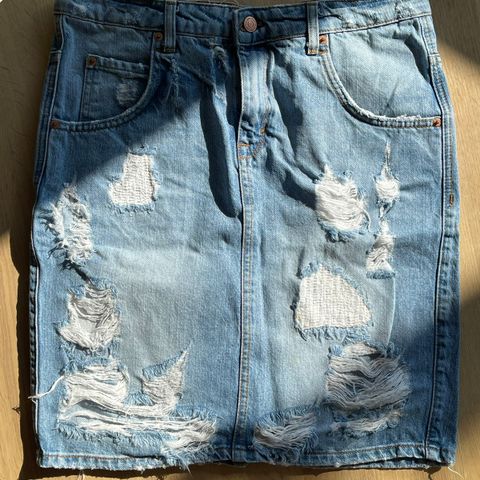 Distressed Jeans skjørt fra Gina Tricot