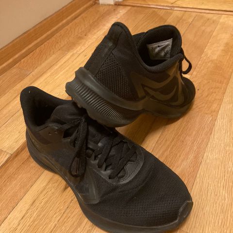 Nike Downshifter 10 Triple Black Lightweight joggesko