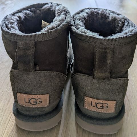 Pent brukt mørkegrønne Uggs  str. 36