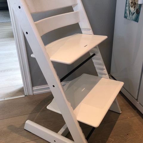 2 stk hvite klassiske Stokke Tripp Trapp stoler selges, kr 950,- per stk