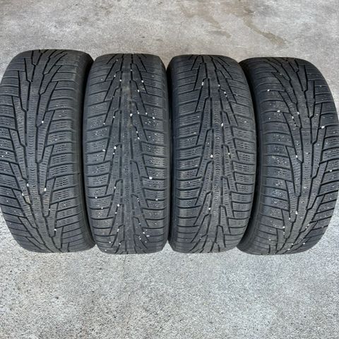 Nokian piggfri vinterdekk 215/55-17