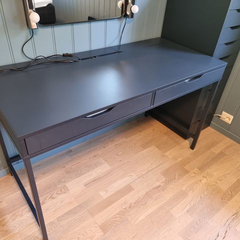 Alex skrivebord fra IKEA