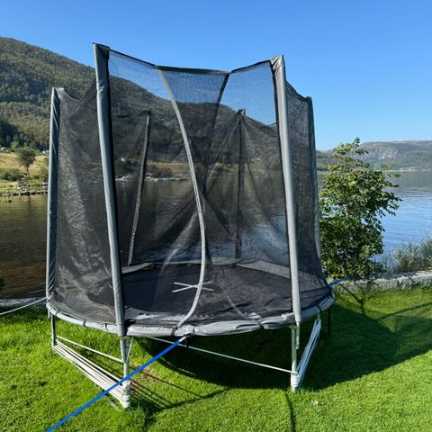 Trampoline 2,5 meter gis bort mot henting -er demontert!