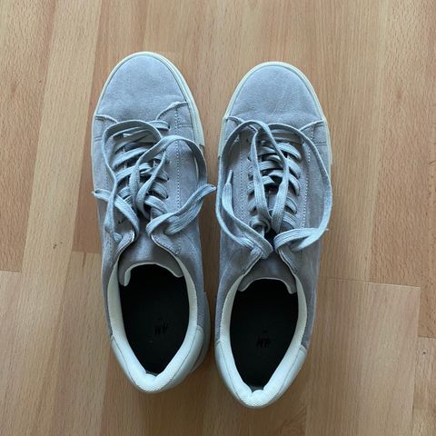 Grå sneakers fra Zara