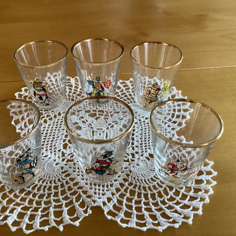 Retro drammeglass/snappsglass/likørglass med riddere og gamle helter