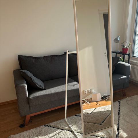 Speil fra IKEA med kleshenger