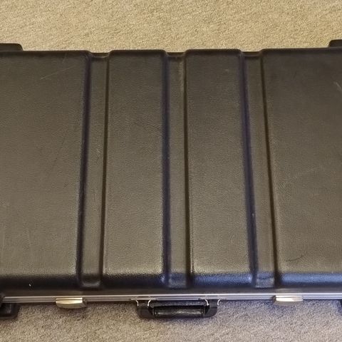 Vintage SKB (USA made) synth flightcase selges!