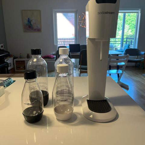 Sodastream hvit med 4 flakser selges grunnet flytting