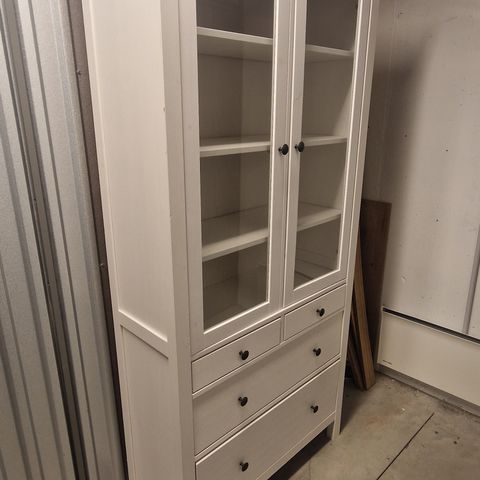 Hemnes vitrineskap