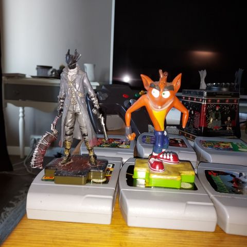 Ps4 figurer, Crash og Bloodborne.