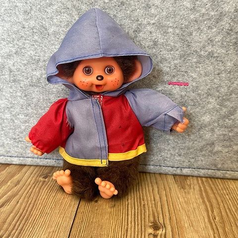 Vintage Monchhichi (20cm) med regnjakke - Øynene blunker fint