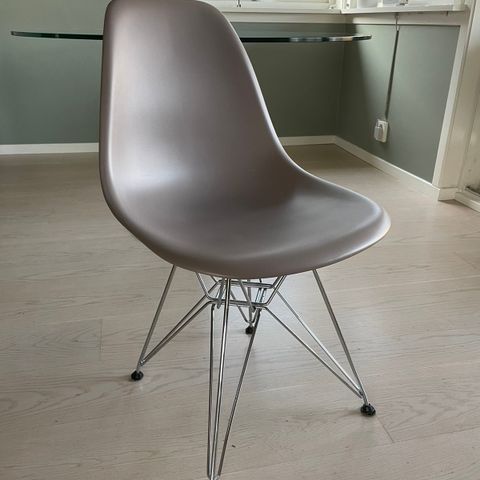 Vitra Eames DSR stol i grey/krom