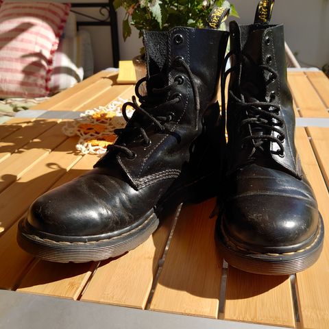 Klassiske høye Doc Martens str 40