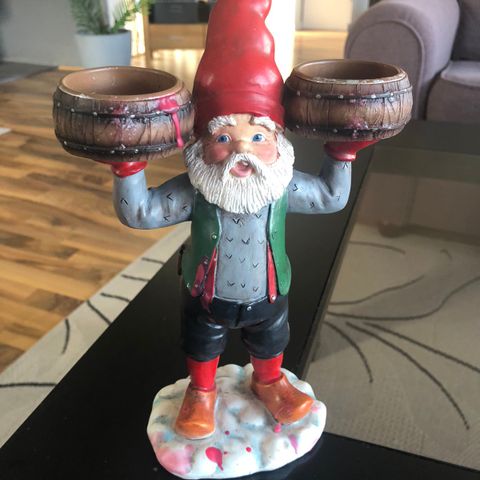 Nisse figur med 2 telysholder. Candy design? H: 24,5 cm