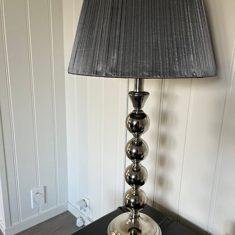 Stor bordlampe med skjerm selges