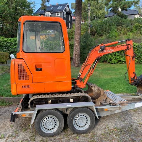 Doosan Daewoo 2004 minigraver, 2751 timer,  med maskinhenger til salgs