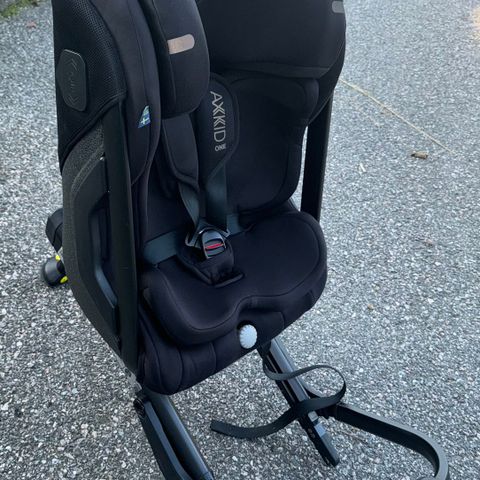 Pent brukt Axkid one 2022mod og britax two way 2021mod selges