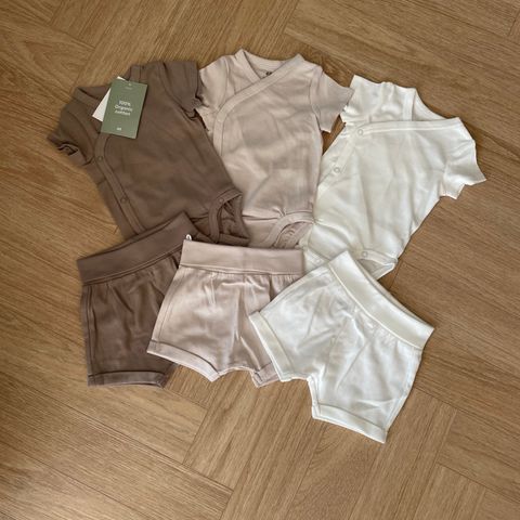 Body og shorts str. 62 (ubrukt)