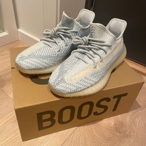 Yeezy 350 V2 - Cloud White 42 2/3 (Non-Reflective)