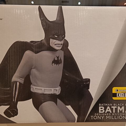 Batman Black & White Statue DC Collectibles Entertainment Earth Exclusive 15 cm