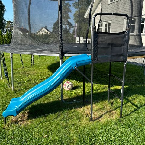 X-life plattform med sklie til trampoline.