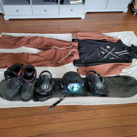 Snowboard pakke med Oakley Prizm briller selges billig.