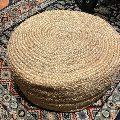 2 stk naturlig jute puffer. 50 cm i diameter. Boho