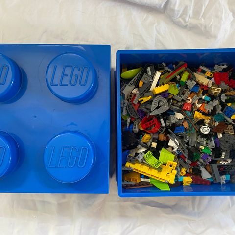 Lego boks med smålego