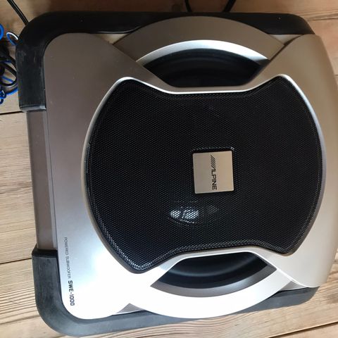 Alpine subwoofer med forsterker