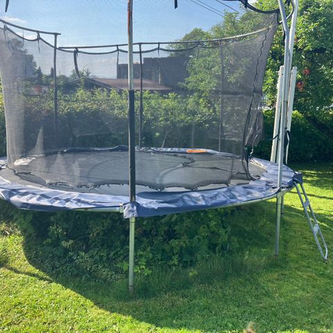 Eldre trampoline gis bort.