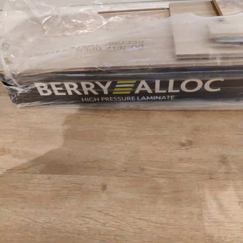 En pakke gulvplanker fra Berry Alloc.