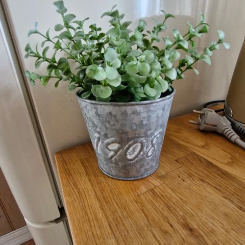 Kunstig blomst med sink-potte