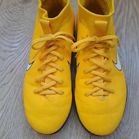 NIKE  Fotballsko  Str 34.