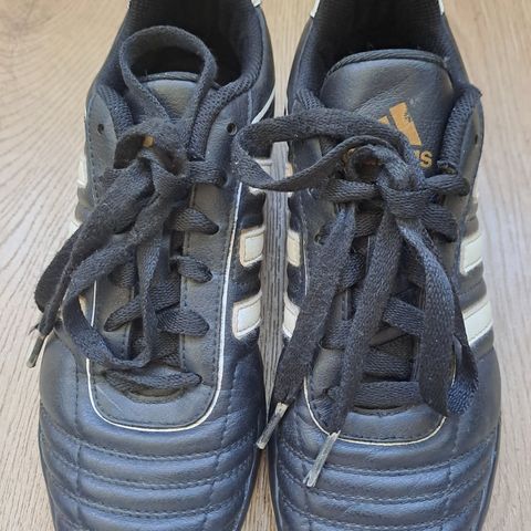 ADIDAS  Fotballsko  Str 36.