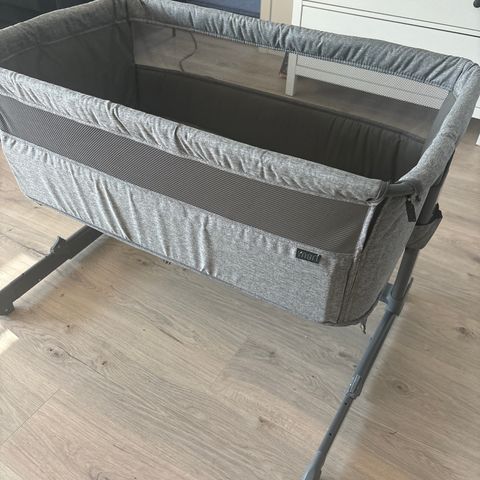 Yngri bedside crib