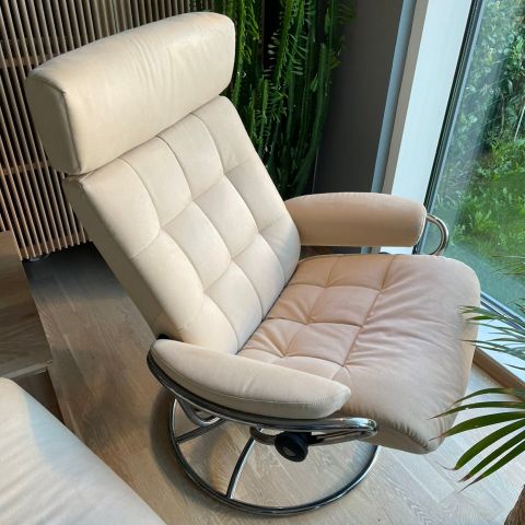 Ekornes stressless London med nakkeputer og krakk