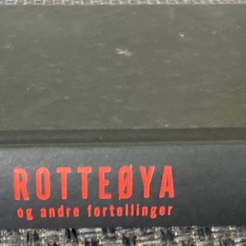 JO NESBØ- «ROTTEØYA OG ANDRE FORTELLINGER»2021, 5 fortellinger i én flott bok.